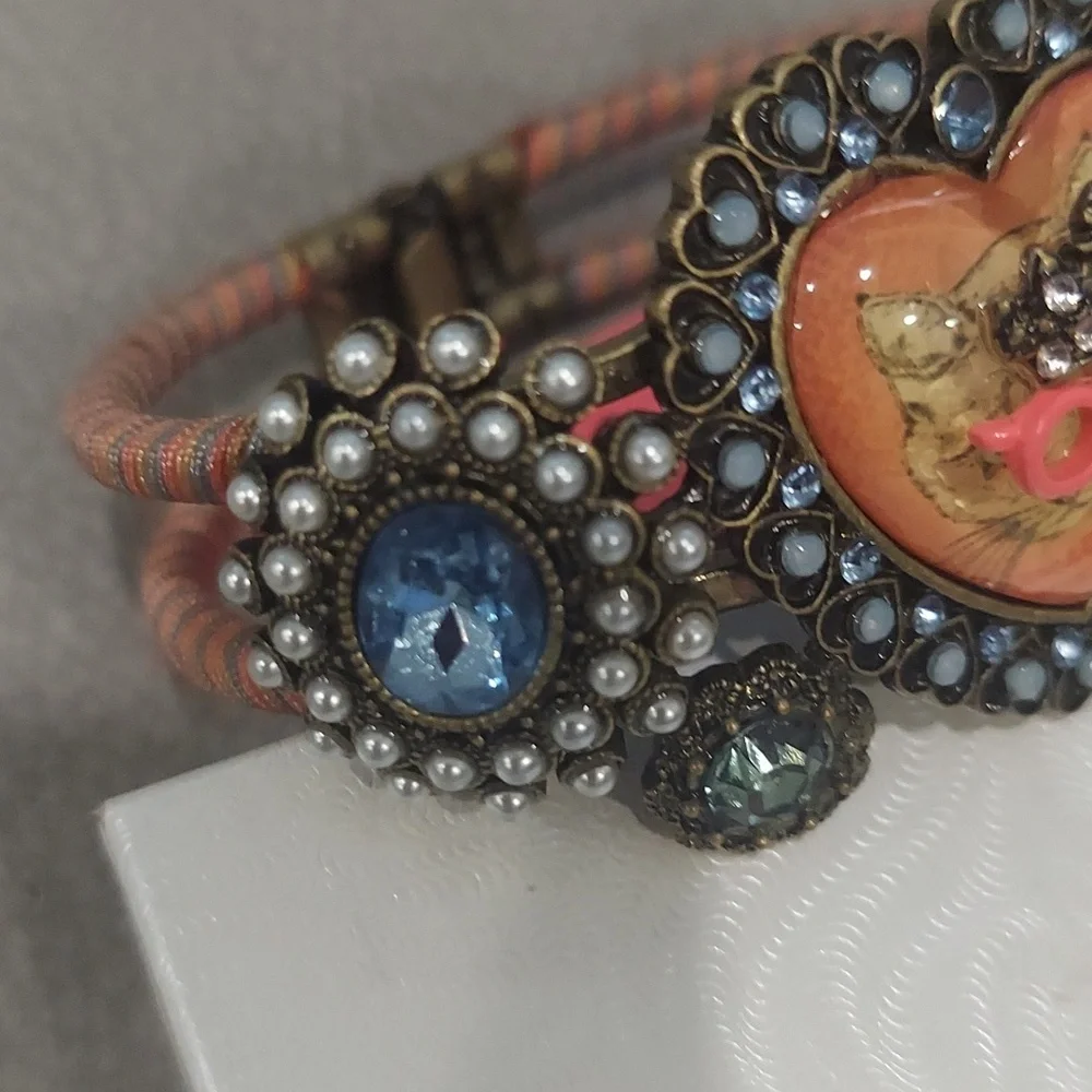 Betsey Johnson PRINCESS KITTY HINGED BRACELET - Picture 9 of 11